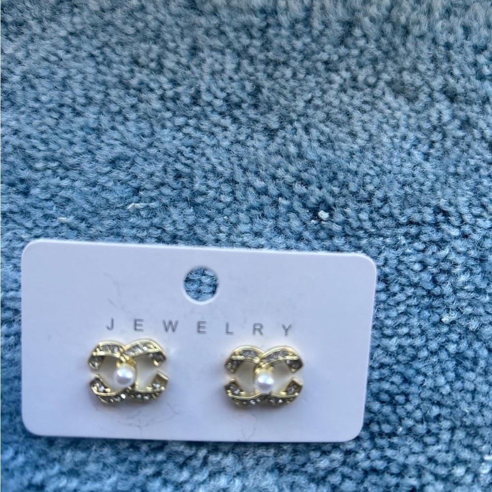 Gold Pearl Accent Interlocking Circle Stud Earrings - Picture 2 of 4